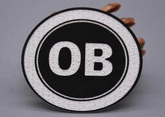Nhãn in bằng vải Tatami màu trắng với logo silicone màu đen cho hàng may mặc