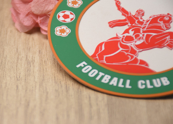 Nâng cao silicone Logo màn hình in miếng dán trên một nền sợi vi trắng cho quần áo