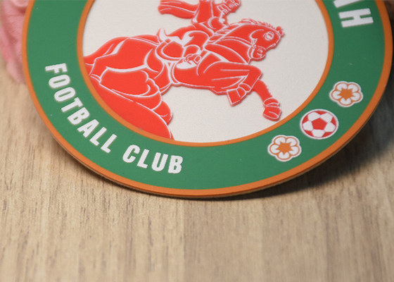 Nâng cao silicone Logo màn hình in miếng dán trên một nền sợi vi trắng cho quần áo