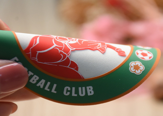 Nâng cao silicone Logo màn hình in miếng dán trên một nền sợi vi trắng cho quần áo