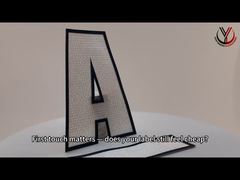 Miếng vá logo silicon in mờ trên vải dệt màu trắng cho quần áo