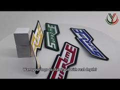 Xem Tại Sao Nên Chọn Nhãn Mác Quần Áo Ép Nổi TPU Hai Màu Với Logo Nổi