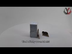 Nhìn Gần Hơn: Logo Silicon Tròn CK 3D Trên Quần Áo Đơn Sắc Bóng Lớn Lên