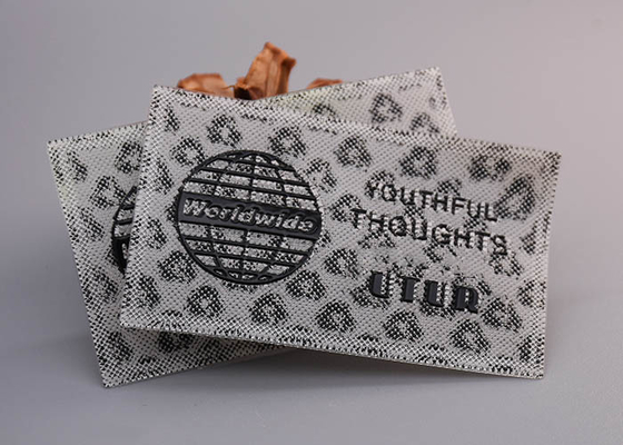 Được in với biểu trưng màu đen sáng bóng Nhãn silicone tùy chỉnh cho quần áo