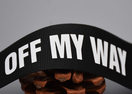 Quần áo Tùy chỉnh 20mm Vải Polyester màu đen Màn hình Logo Màu trắng Nhãn in