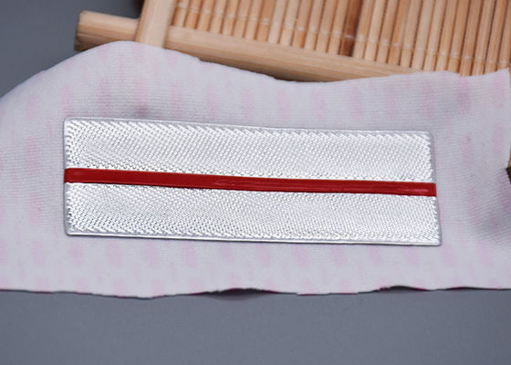 TPU Hai Màu Debossed Logo Nhãn truyền nhiệt cho hàng may mặc