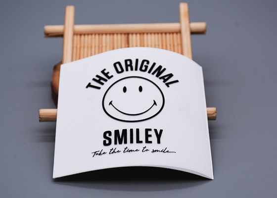 Nhãn dệt Twill tùy chỉnh màu trắng In logo silicone cho quần áo