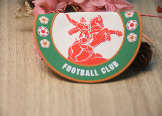Nâng cao silicone Logo màn hình in miếng dán trên một nền sợi vi trắng cho quần áo