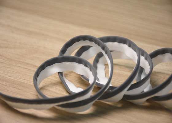 Vải có ống phản xạ được may vào quần áo